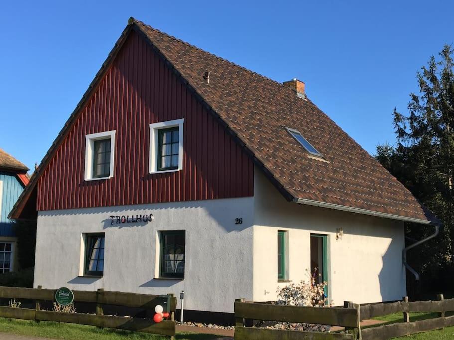 Trollhus - Grosses Familienfreundliches Ferienhaus Born Exterior photo